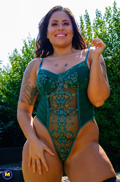 Ella Roxx: Thick British MILF Masturbates with a Dildo Outdoors in Stockings – photo 5 of 21