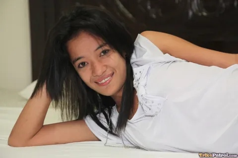 Busty Filipina MILF Strips and Spreads in a Hotel – photo 8 of 21