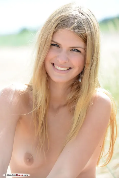 Vibeke: Woman Undresses Fully and Poses to Display Her Body – photo 21 of 21