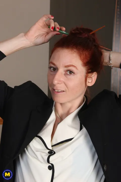 Evane Nordstern: Redhead MILF in Pantyhose Uses a Vibrator and Spreads Wide – photo 1 of 21