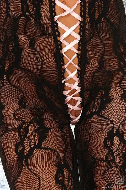 Slim MILF in Heels Toys Her Ass and Pussy with a Dildo – photo 1 of 21