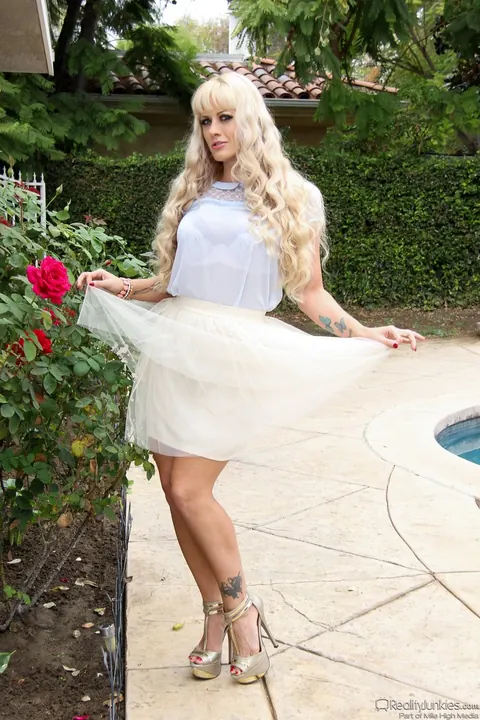 Holly Heart: Busty Blonde MILF Has Sex in the Garden – photo 2 of 17