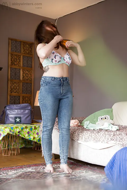 Thick Babe in Lingerie and Jeans Shows Her Hairy Ass – photo 12 of 16