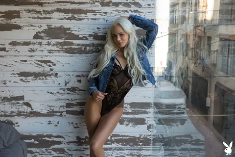 Elsa Jean: Slim Blonde Spreads Outdoors Showing Her Tight Ass – photo 1 of 21