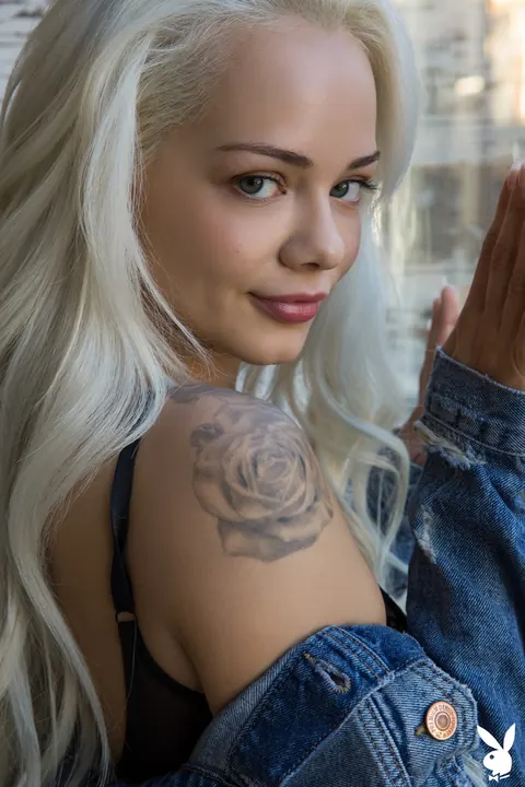 Elsa Jean: Slim Blonde Spreads Outdoors Showing Her Tight Ass – photo 14 of 21
