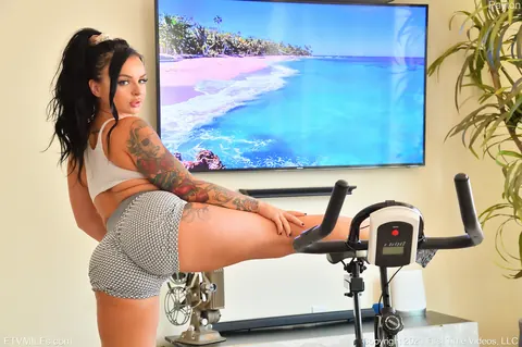 Payton Preslee: Athletic Brunette MILF Shows Her Big Tits in the Gym – photo 3 of 15