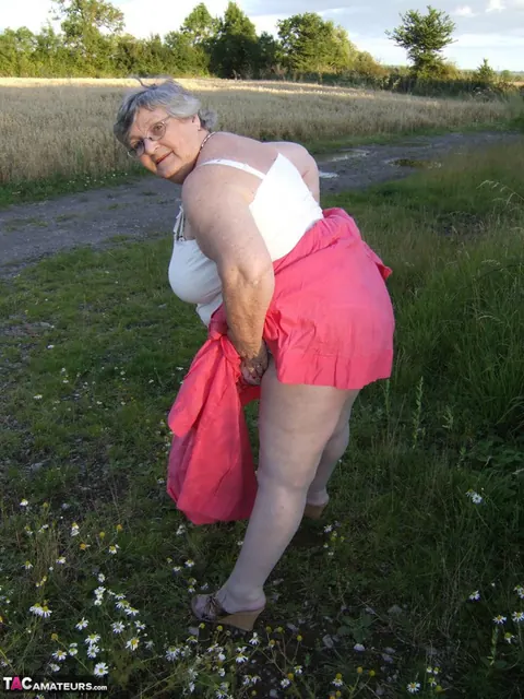 Busty BBW Lifts Her Skirt in the Forest – photo 3 of 20