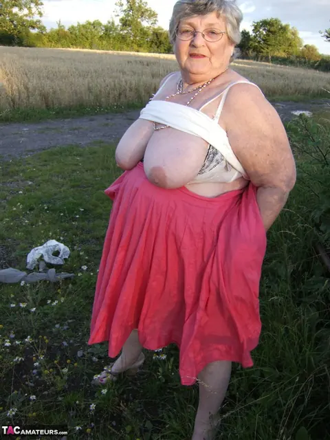 Busty BBW Lifts Her Skirt in the Forest – photo 17 of 20