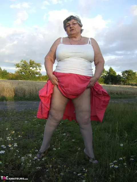 Busty BBW Lifts Her Skirt in the Forest – photo 2 of 20