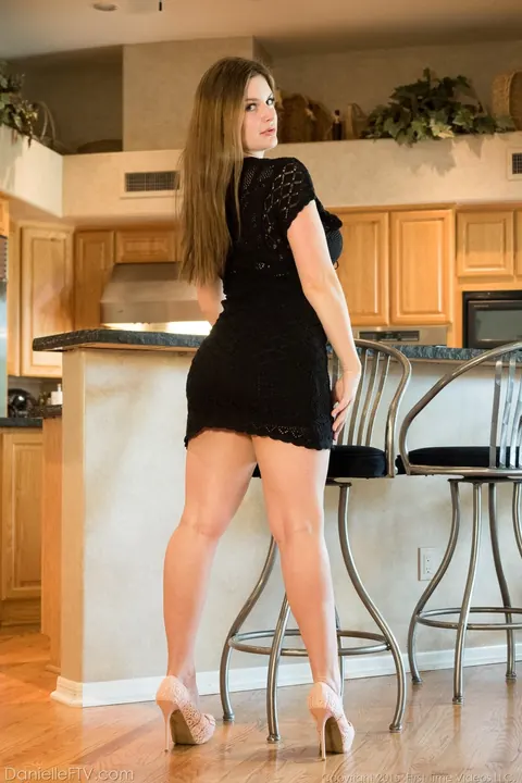 Short-Haired Babe with Big Natural Tits Spreads Her Pussy in the Kitchen – photo 3 of 17