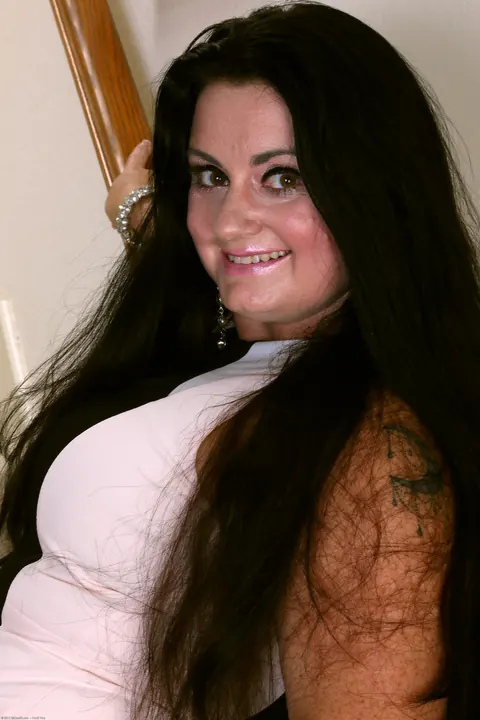 Victoria Powers: Mature Brunette Poses in Lingerie and Stockings – photo 2 of 21