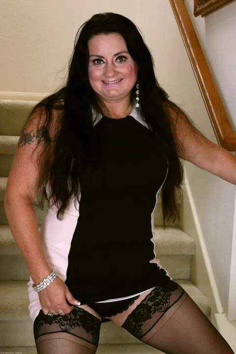 Victoria Powers: Mature Brunette Poses in Lingerie and Stockings – photo 3 of 21