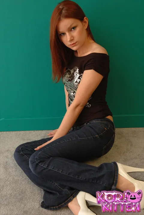 Korina Bliss: Slim Redhead in Jeans and Heels Reveals Her Big Tits – photo 3 of 12