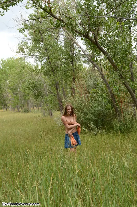 Thick Woman Poses Nude in a Skirt Outdoors – photo 8 of 16