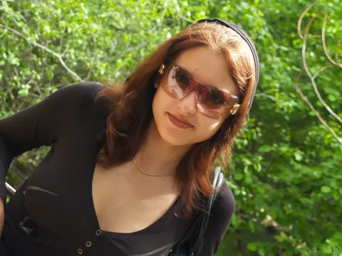 Slim Short-Haired Woman in Glasses Poses Outdoors – photo 18 of 19
