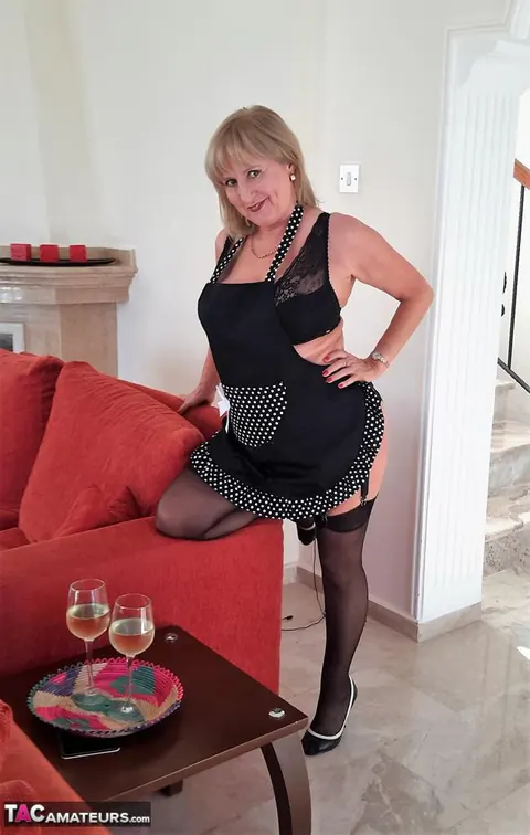 Lorna Blu: Mature British BBW Works Her Pussy on the Sofa – photo 10 of 16