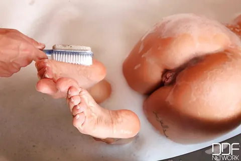Chloe Lacourt: Blonde Takes a Bath and Gets Fucked in the Bathroom – photo 3 of 16