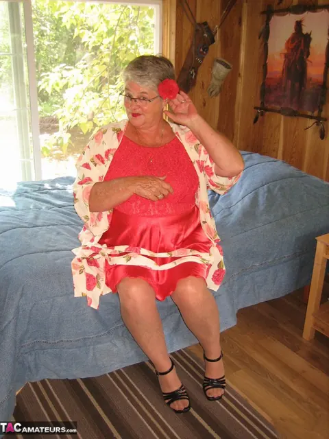 Short-Haired BBW Shows Off Her Big Tits in Stockings and Heels – photo 4 of 20