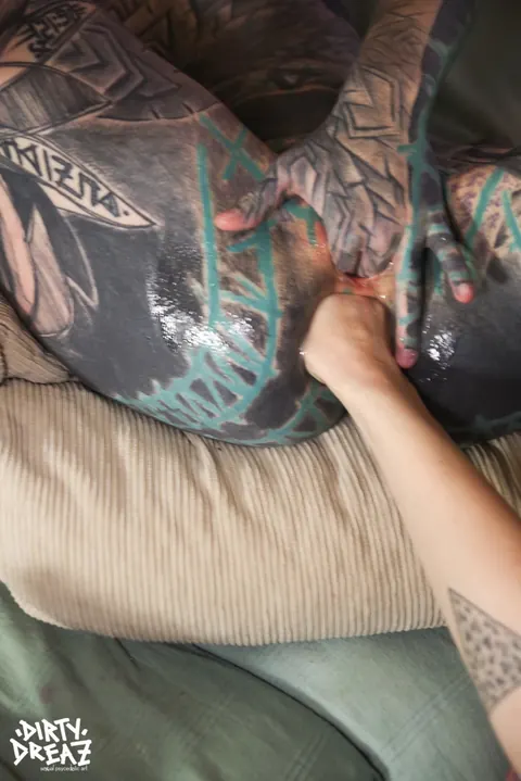Anuskatzz: Heavily Tattooed European Lesbian Takes Deep Anal Fisting – photo 3 of 10