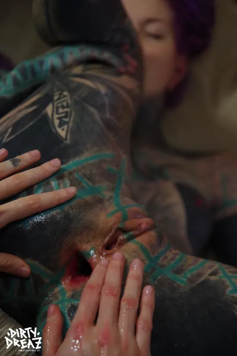 Anuskatzz: Heavily Tattooed European Lesbian Takes Deep Anal Fisting – photo 9 of 10