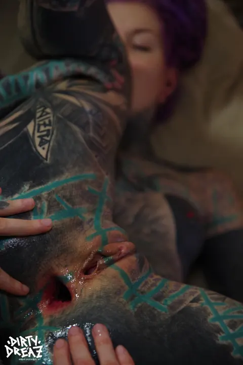 Anuskatzz: Heavily Tattooed European Lesbian Takes Deep Anal Fisting – photo 10 of 10