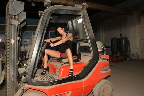 Thick Tattooed German Woman Spreads Wide in the Garage – photo 11 of 12