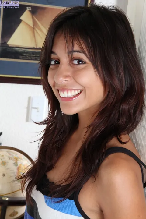 Luna Monroe: Latina Brunette Undresses and Shows Her Shaved Pussy – photo 4 of 21
