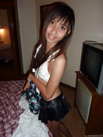 Slim Thai Woman Spreads Her Shaved Pussy in the Bathroom