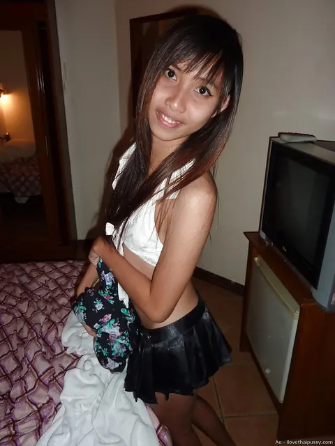 Slim Thai Woman Spreads Her Shaved Pussy in the Bathroom – photo 1 of 16