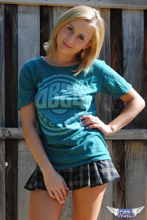 Mae Lynn: Blonde Lifts Her Skirt and Spreads Outdoors – photo 1 of 12