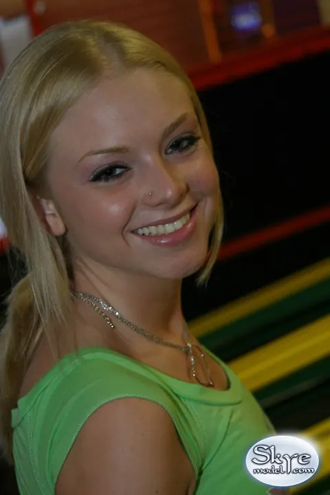 Skye Model: Blonde Amateur in Jeans Shows Her Slim Body Outdoors – photo 2 of 12