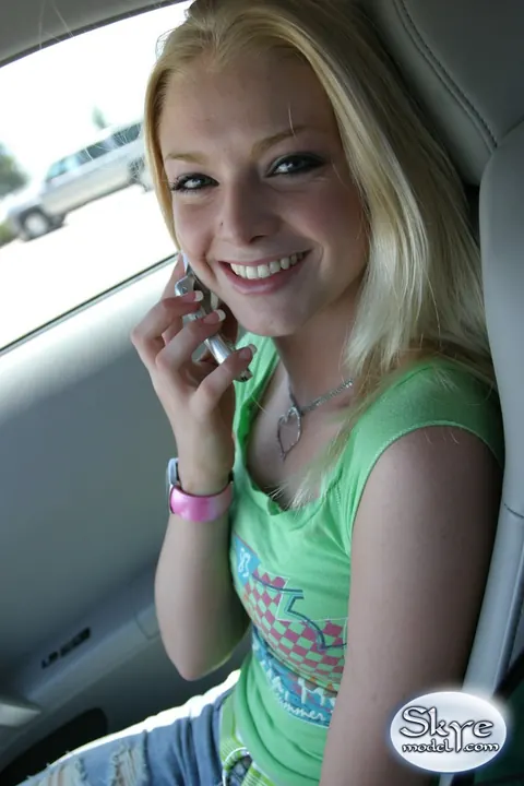 Skye Model: Blonde Amateur in Jeans Shows Her Slim Body Outdoors – photo 10 of 12