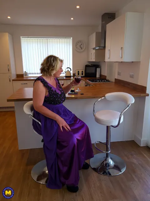 Camilla Creampie: British Blonde MILF Undresses and Gets Fucked by Her Partner – photo 8 of 21