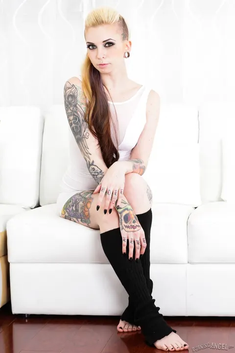 Sierra Cure: Tattooed PAWG Spreads Her Shaved Pussy and Shows Her Bare Feet – photo 2 of 15