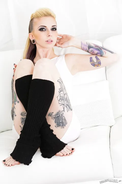 Sierra Cure: Tattooed PAWG Spreads Her Shaved Pussy and Shows Her Bare Feet – photo 3 of 15