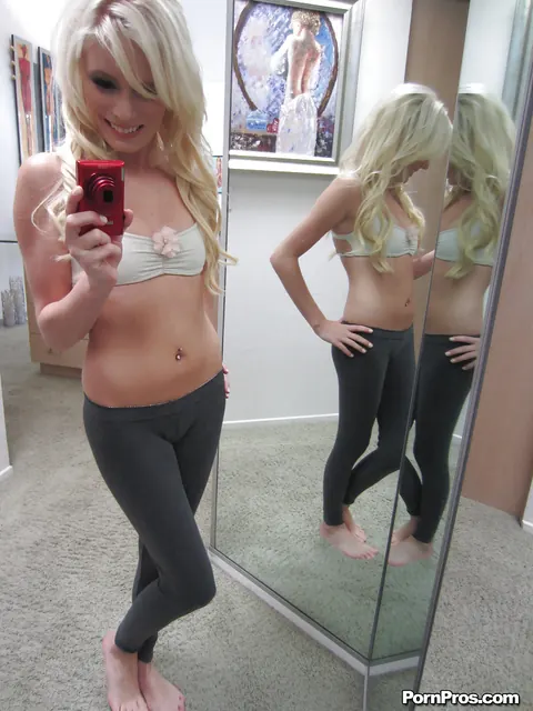 Elaina Raye: Blonde in Yoga Pants Poses for Mirror Selfies – photo 1 of 16