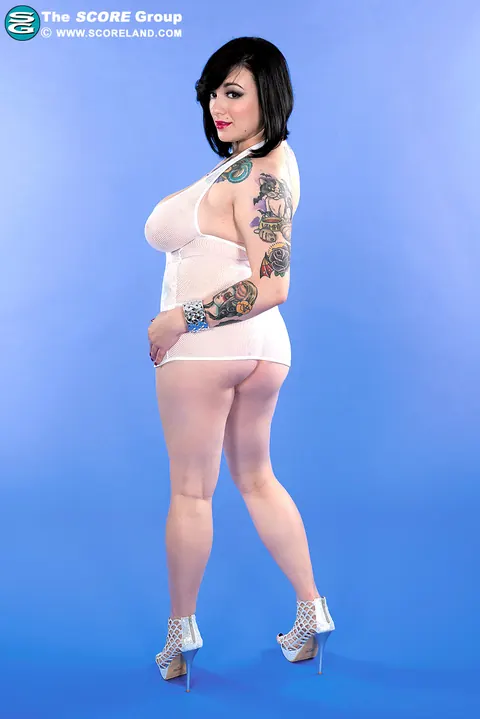 Scarlet LaVey: Tall Brunette BBW in Heels Pulls Panties Aside and Spreads Her Pussy – photo 7 of 15