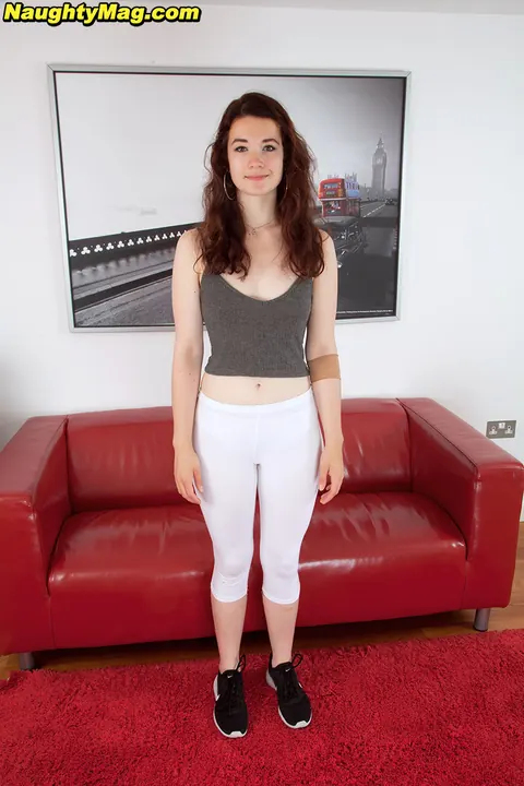 Brunette Pulls Down Her Yoga Pants to Reveal Hairy Muff – photo 1 of 16
