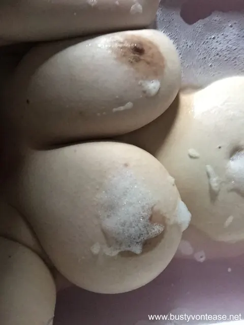 Busty Von Tease: Brunette BBW Shows Her Big Tits in the Bathtub Selfies – photo 10 of 19