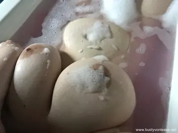 Busty Von Tease – Brunette BBW Shows Her Big Tits in the Bathtub Selfies