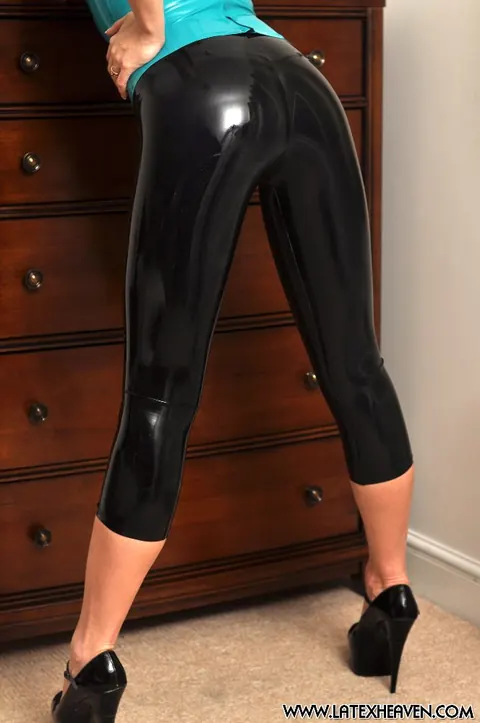 Brunette MILF Poses in Yoga Pants and High Heels – photo 6 of 12