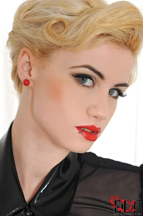 Shannon Reid: Short-Haired Blonde in a Leather Skirt Spreads While Bound – photo 21 of 21