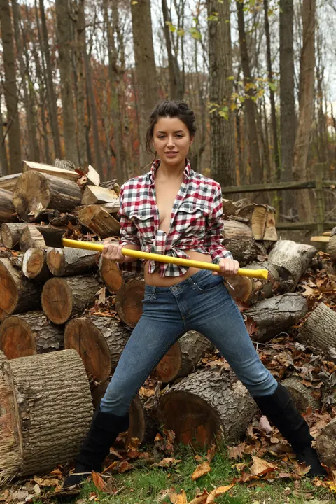 Daisy Haze: Curvy Asian Brunette Peels Off Her Jeans Outdoors – photo 1 of 20