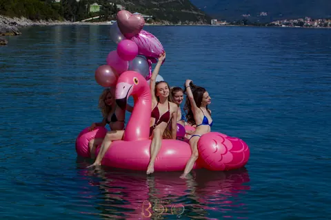 Debora A Kelly & Milena D: Blonde and Brunette Strip Bikinis on the Beach – photo 14 of 14