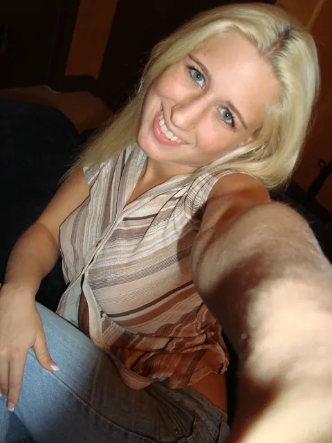 Sammie Spades: Blonde Amateur Bares Her Big Tits and Ass in Jeans Selfie – photo 4 of 20