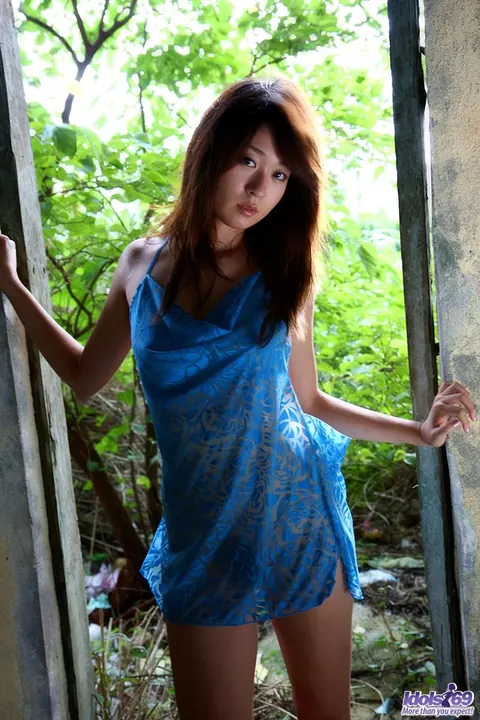 Risa Misaki: Japanese Brunette Bares All Outdoors at a Graffiti Building – photo 1 of 16
