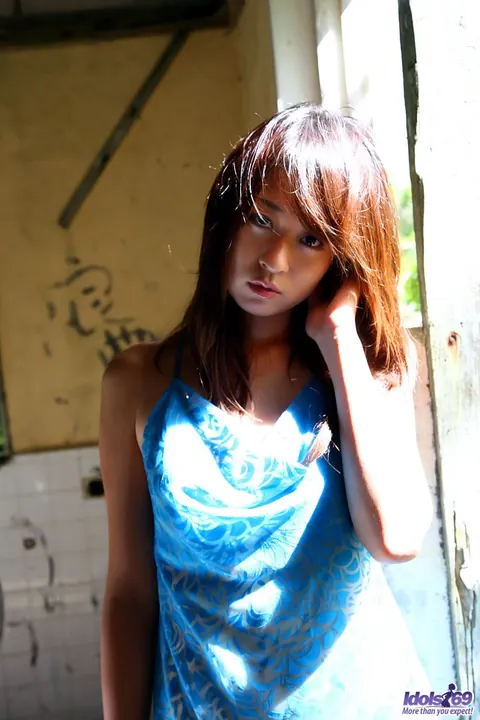 Risa Misaki: Japanese Brunette Bares All Outdoors at a Graffiti Building – photo 4 of 16