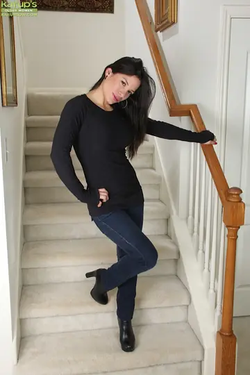 Isabella Rodriguez – Thick Latina MILF in Lingerie and Jeans Spreads Her Big Ass and Pussy