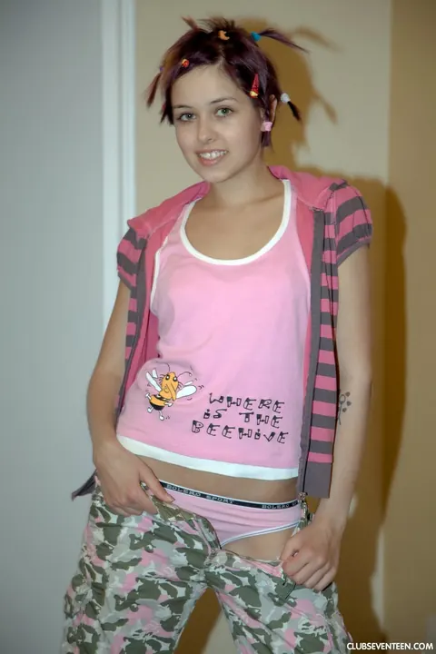 European Woman Undresses Fully and Turns for the Camera – photo 8 of 21