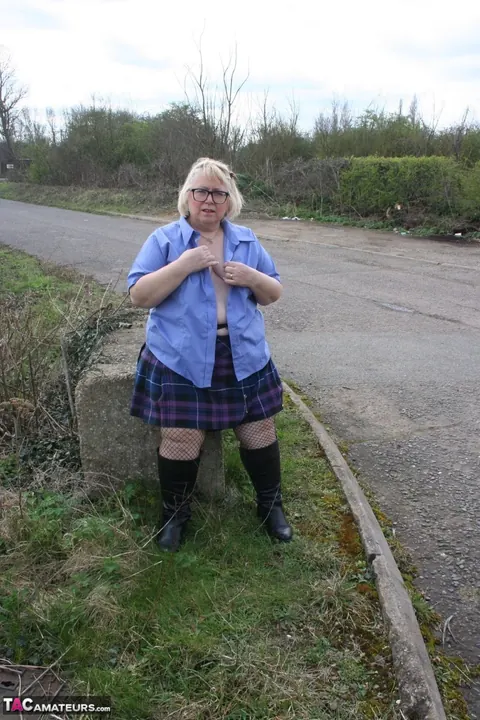 Lexie Cummings: Mature British BBW Exposes Her Body on a Rural Road – photo 5 of 13